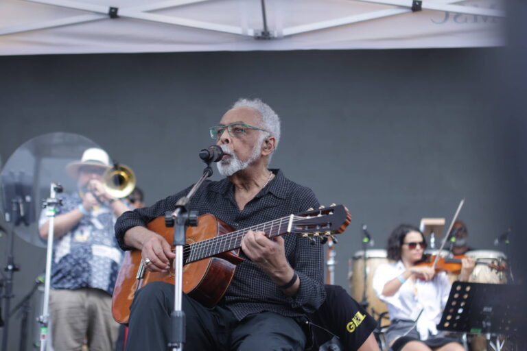 Gilberto Gil faz show intimista em navio após atraso - 02/12/2025 - Ilustrada
