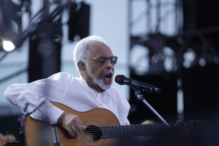 Gilberto Gil canta raridades em show leve em seu cruzeiro - 03/12/2025 - Ilustrada