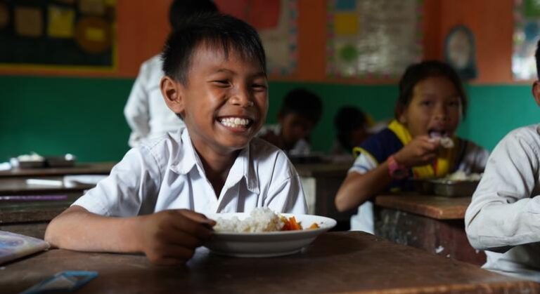 Novo relatório apela a compromisso renovado com o direito à educação