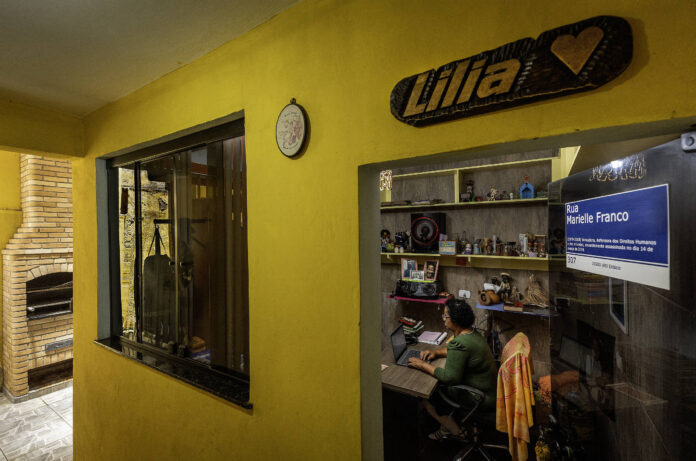 Lilia Guerra escreve em seu cafofo em meio a interrupções - 19/12/2025 - Ilustrada