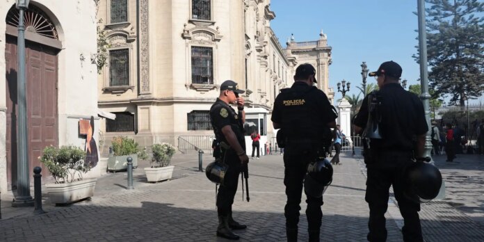 Pré-candidato à presidência do Peru, Belaúnde é alvo de ataque Pré-candidato à presidência do Peru, Belaúnde é alvo de ataque a tiros