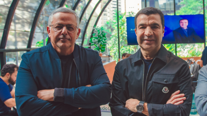 Arena Digitalks Cláudio Santos e João Kepler, participantes do Arena Digitalks, representando a presença de líderes do setor no evento.