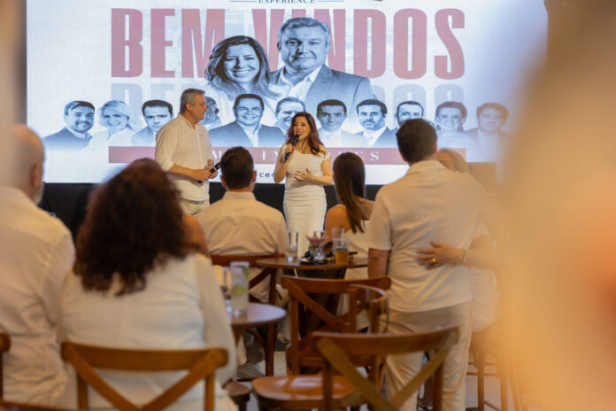Jean Oliskovicz e Sandra Oliskovicz recebendo os convidados no Sunset Celebration do CEOsClub, marcando o encerramento do ano e o anúncio da expansão internacional.