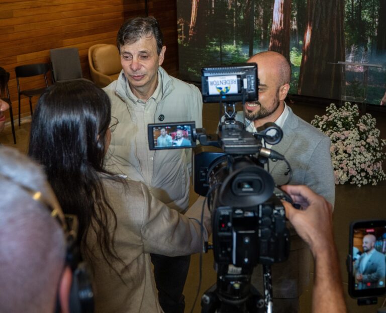 Cristo Redentor é iluminado de vermelho para celebrar o lançamento do Instituto Carnaval 360: saúde, tecnologia e cuidado o ano inteiro