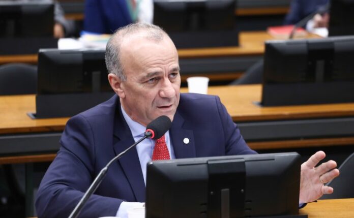 Comissão aprova uso de material didático compartilhado por meio de Discussão e votação de propostas legislativas. Dep. Helder Salomão (PT - ES)