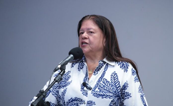 Comissão aprova serviço de apoio para grávidas em vulnerabilidade social Outorga do Diploma Mulher-Cidadã Carlota Pereira de Queirós. Dep. Laura Carneiro (PSD-RJ).