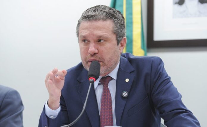 Fausto Pinato em reunião de comissão