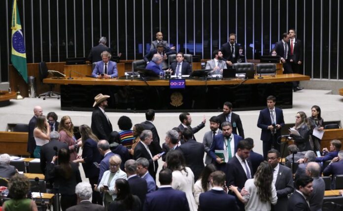 Câmara analisa pedido de perda do mandato da deputada Carla Discussão e votação de propostas legislativas.