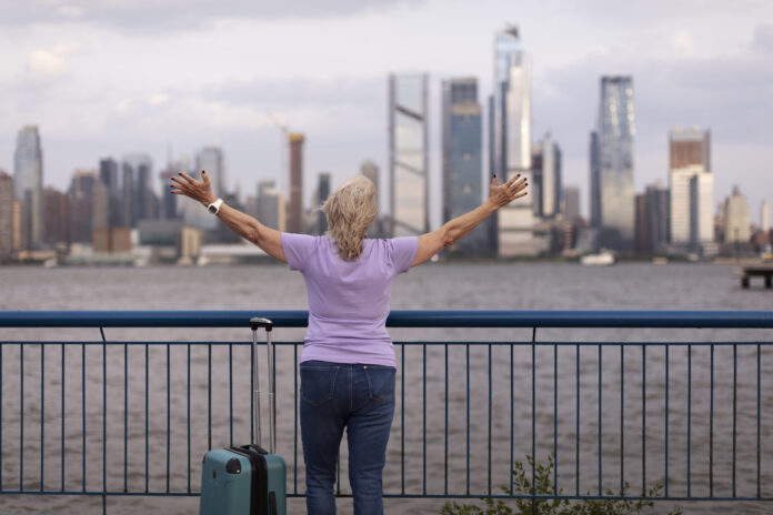 mulher-idosa-viajando-pelo-mundo
