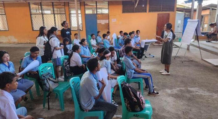 Jovens moldam políticas, mudam sistemas e a redefinem a liderança Jovens moldam políticas, mudam sistemas e a redefinem a liderança