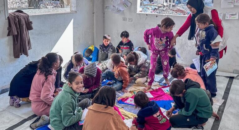 Destruição de escolas em Gaza coloca futuro de toda uma geração em risco, diz Unicef