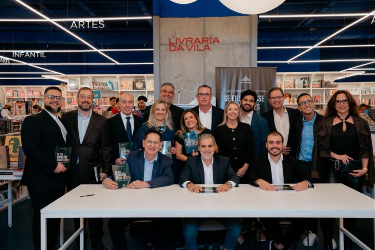 Autores do livro Se Eu Soubesse Disso Antes durante lançamento na Livraria da Vila JK Iguatemi