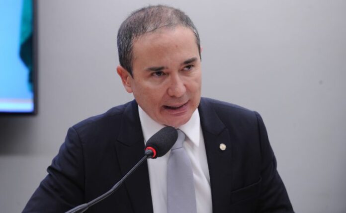 Comissão aprova prioridade no Fies para estudantes órfãos vindos de Audiência Pública - Problemas e soluções no transporte aéreo de passageiros. Dep. Duda Ramos (MDB-RR)