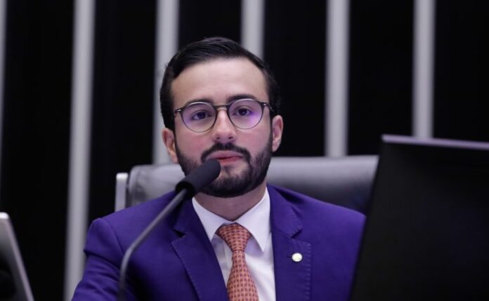 Deputado Lula da Fonte fala ao microfone