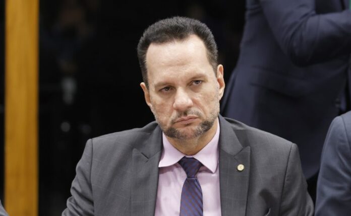 Comissão aprova regra para cooperativas de crédito oferecerem prêmios financeiros Deputado Josenildo fala ao microfone