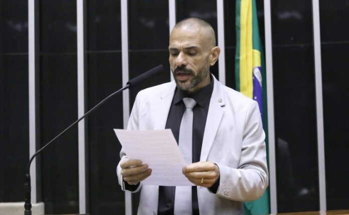 Deputado Sargento Portugal fala ao microfone