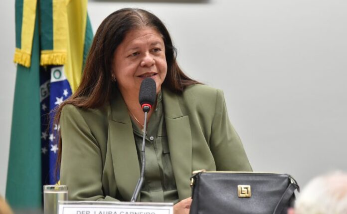 Proposta exige formação e registro para professores de educação física 3º Fórum Legislativo do Esporte - Ouvindo para transformar: experiências que constroem um futuro esportivo. Dep. Laura Carneiro(PSD-RJ)