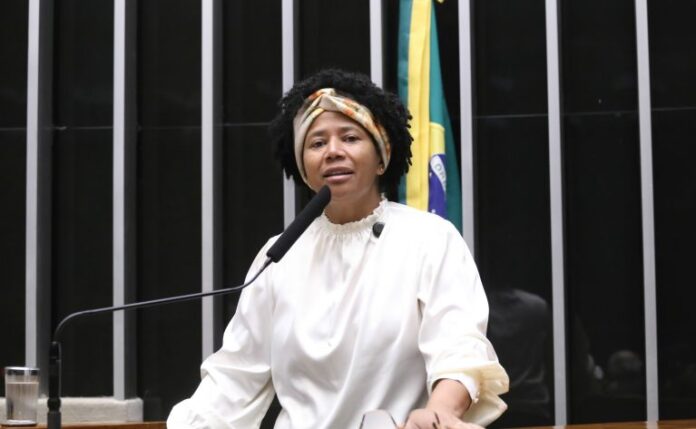 Comissão aprova novas regras para a caderneta de saúde de Discussão e votação de propostas legislativas. Dep. Silvia Cristina (PP-RO)