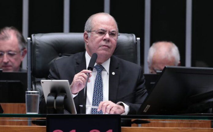 Comissão aprova compensação a municípios por impactos de unidades prisionais Deputado Hildo Rocha fala ao microfone