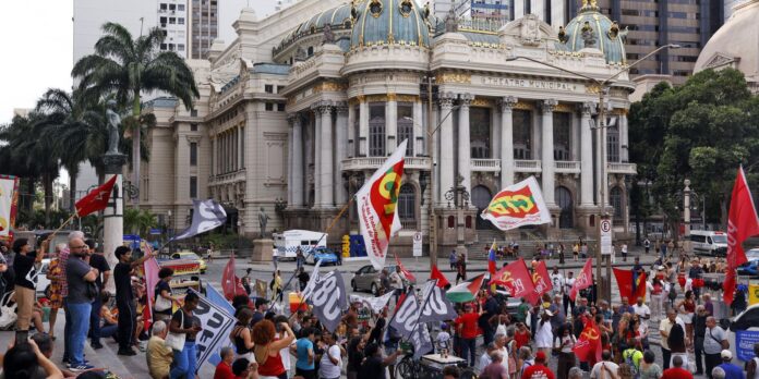 Manifestação no Rio lembra 8 de janeiro e rejeita anistia Manifestação no Rio lembra 8 de janeiro e rejeita anistia a golpistas