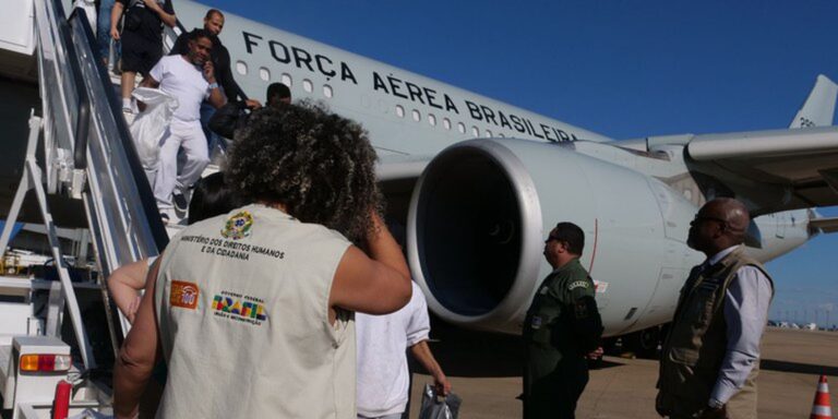 Brasil recebe mais um voo com brasileiros deportados dos EUA