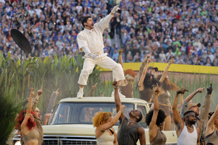 Bad Bunny ousa ser latino no maior palco dos EUA de Trump - 08/02/2026 - Ilustrada