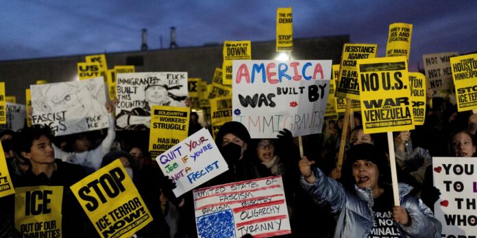 Governo Trump prende jornalistas por protestos contra o ICE Governo Trump prende jornalistas por protestos contra o ICE