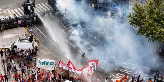 Trabalhadores portuários argentinos iniciam greve de 48 horas