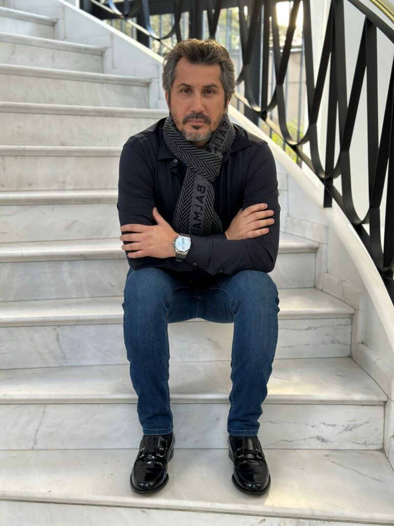 Quando diziam ser impossível há 25 anos atrás, usando pente e pincel, Glauber Serafim provocou uma revolução global e mudou a história das mechas