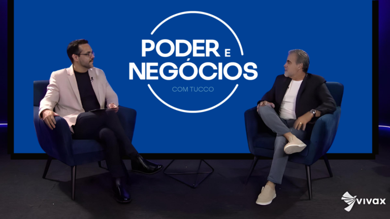 Tucco entrevista empresário no programa Poder e Negócios, exibido na Vivax TV, em estúdio com identidade visual azul e foco em jornalismo empresarial estratégico.