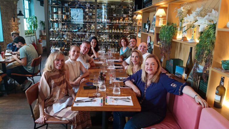 Ana Botafogo é homenageada em almoço elegante no Henriqueta