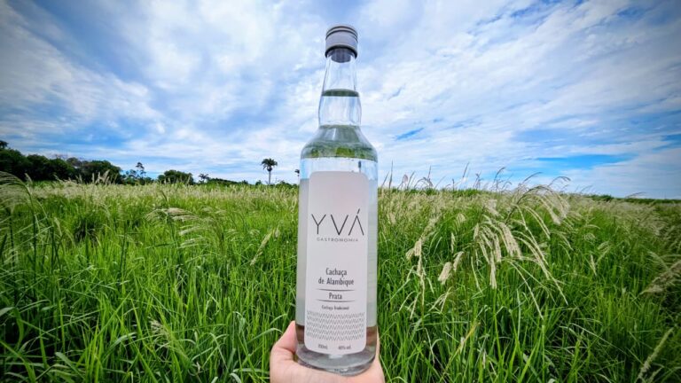 YVÁ Gastronomia lança cachaça autoral durante o Carna YVÁ e celebra a brasilidade em forma líquida