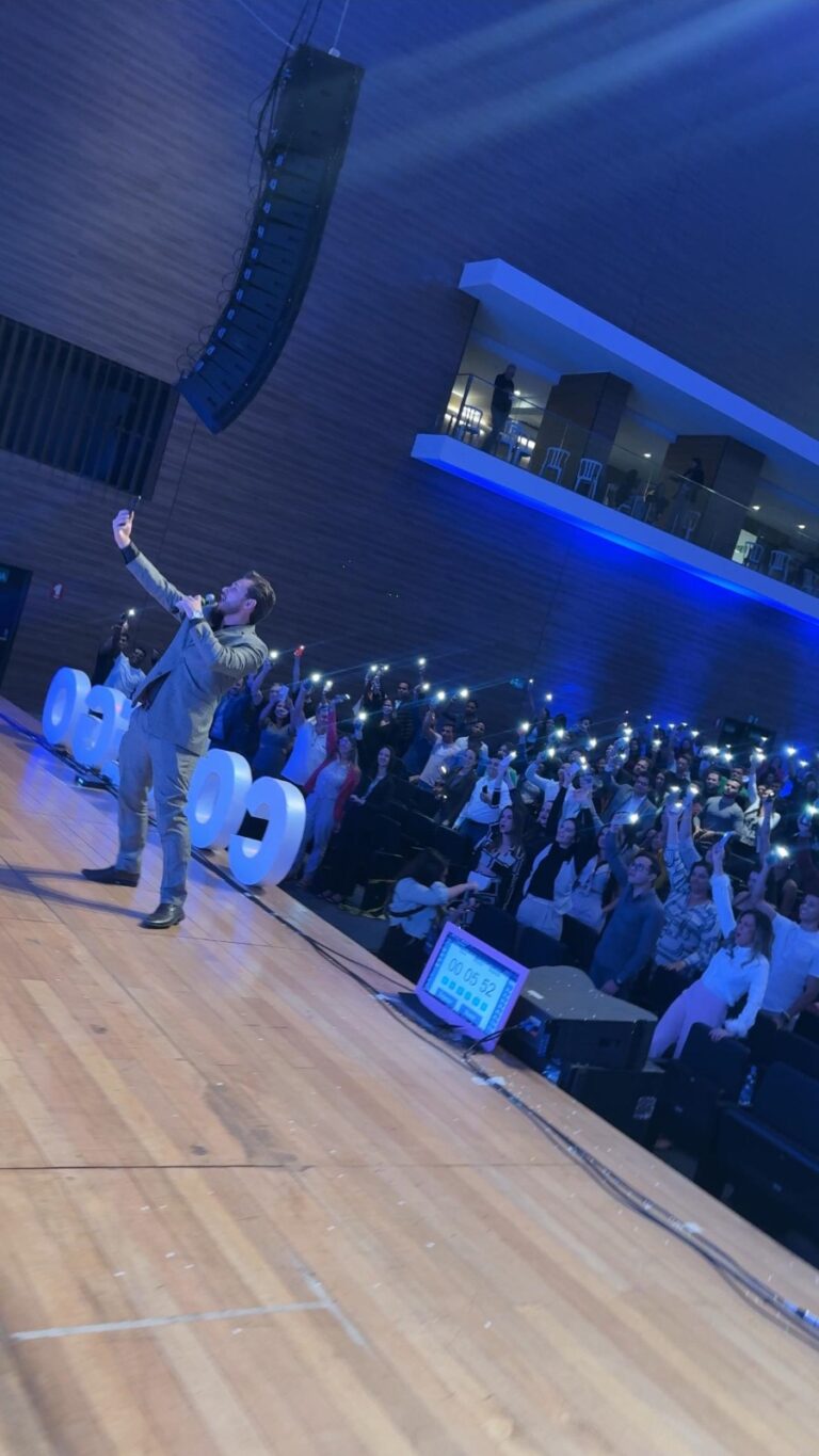 Cris Andráde destaca entusiasmo e emoção como elementos centrais de apresentações que realmente conectam