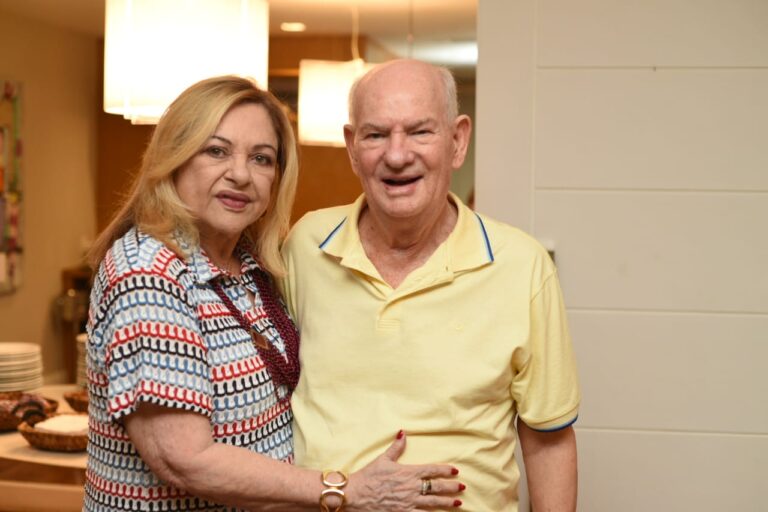 Bernadete Simonelli celebra 77 anos com feijoada de grife e o animado “Bloco da Berna” em Ipanema