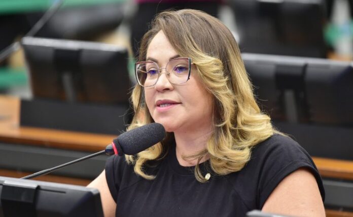 Projeto destina 20% dos royalties de petróleo da foz do Discussão e votação de propostas legislativas. Dep. Enfermeira Ana Paula (PODE - CE)