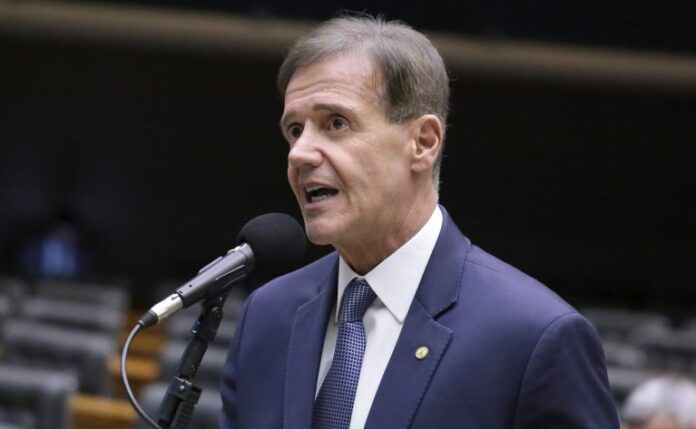 Deputado defende proibição de armas para pessoas sob medida protetiva; veja a entrevista - Notícias