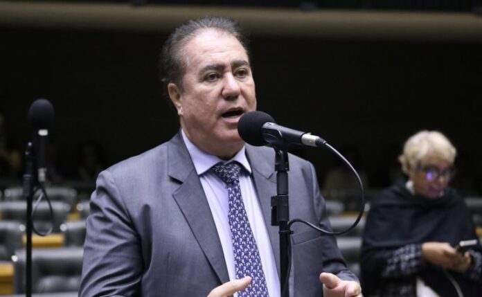 Projeto considera prática abusiva o atraso na entrega ou cancelamento Deputado Jonas Donizette (PSB-SP) fala no Plenário da Câmara dos Deputados