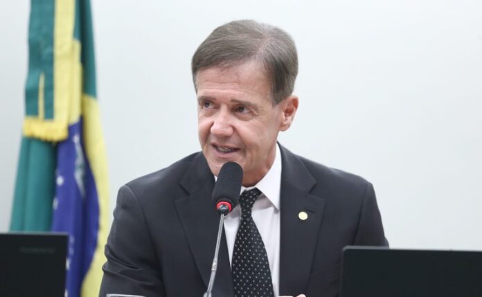 Comissão aprova proibição de armas para quem estiver sob medida Deputado Aluisio Mendes (Republicanos-MA) fala em comissão da Câmara dos Deputados