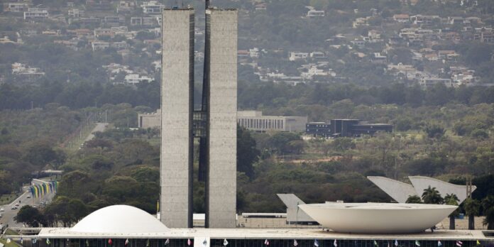 Lula sanciona, com vetos, reajuste salarial para cargos do Legislativo Lula sanciona, com vetos, reajuste salarial para cargos do Legislativo