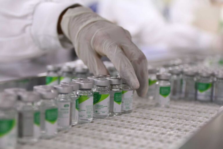 SP antecipa entrega de milhões de doses de vacina
