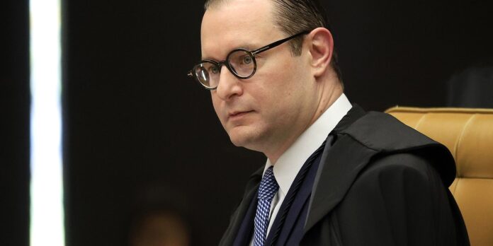 Zanin condena acusado de participar de trote misógino contra alunas Zanin condena acusado de participar de trote misógino contra alunas