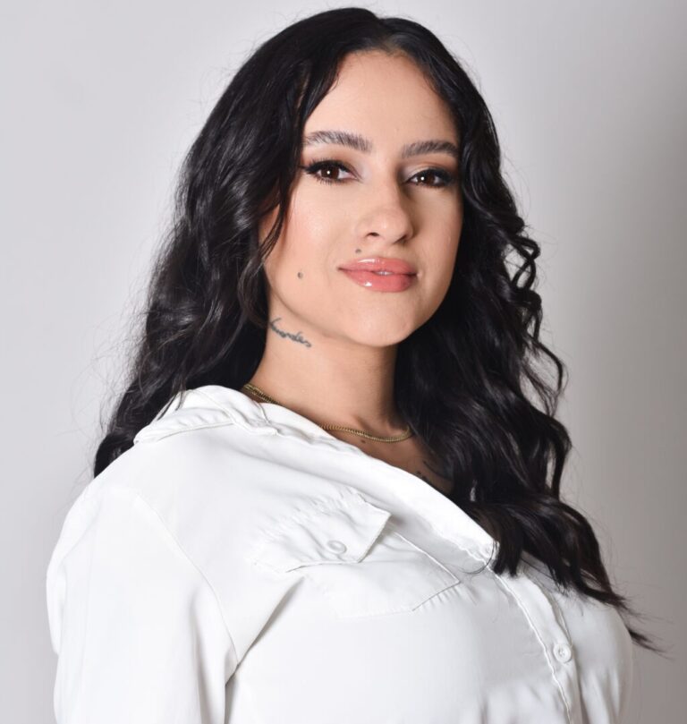 No competitivo setor da beleza e estética brasileira, poucos profissionais conseguem unir técnica apurada, sensibilidade artística e visão empreendedora com a mesma intensidade de Bianca Batista. Fundadora da Biavelle Clinic, ela é hoje uma das especialistas mais requisitadas em micropigmentação e procedimentos de naturalidade facial no país, referência para colegas de profissão e sinônimo de excelência para uma clientela que cresce a cada ano.