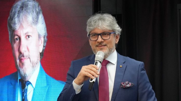 MEnezes (2) Luciano Menezes, CEO da B2WE Brasil, durante evento empresarial, discursando sobre Reforma Tributária e risco fiscal estratégico.