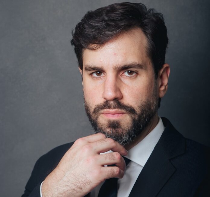 Imagine a cena: sua empresa tem décadas de estrada e um histórico impecável. De repente, chega uma notificação de um banco estatal. Você espera um novo contrato, mas recebe uma certidão de óbito. Uma multa que ultrapassa dez vezes o seu capital social e a proibição de licitar por dois anos. O motivo? Um atraso milimétrico ou um erro formal que qualquer bom senso resolveria com uma conversa.