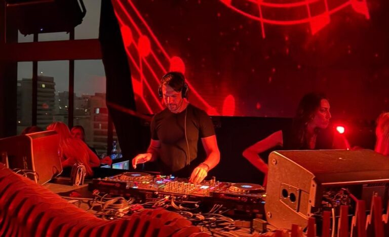 A última quinta-feira foi marcada por mais uma noite memorável na Tetto Lounge, um dos clubes mais icônicos da noite paulistana. A casa recebeu a apresentação de DJ Lipy, considerado uma das novas sensações da cena eletrônica de São Paulo, que comandou o palco e levou o público a uma experiência sonora intensa em um dos rooftops mais conhecidos da cidade.