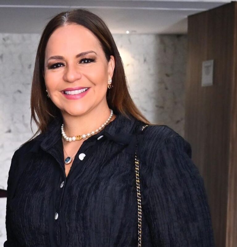 No cenário do jornalismo regional brasileiro, algumas vozes se destacam não apenas pela informação que transmitem, mas pela capacidade de impactar vidas. É nesse espaço que se consolida a trajetória de Cileide Moussallem, comunicadora que construiu uma carreira marcada por propósito, fé e defesa ativa das mulheres.