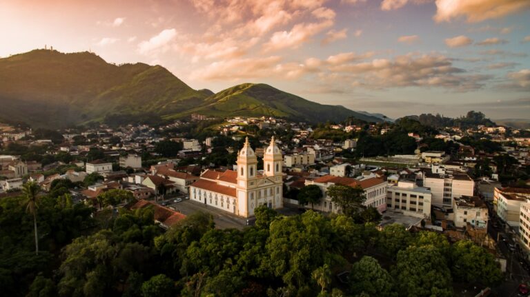 Como Valença, no interior do Rio de Janeiro, se transformou em um polo internacional de odontologia, atraiu mais de mil dentistas estrangeiros em 2025 e criou um modelo que mistura ciência, impacto social e desenvolvimento econômico