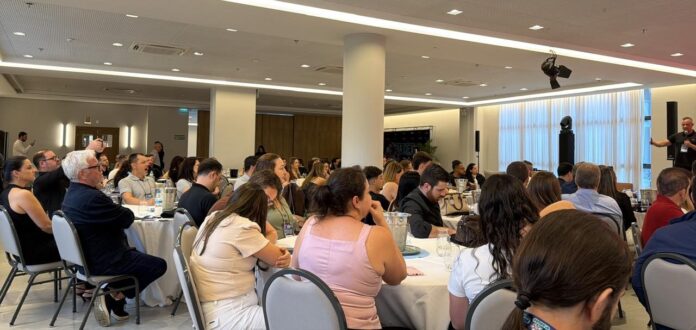 WhatsApp Image 2026-03-15 at 8.44.29 PMw O empresário e especialista em comunicação comercial Ricardo Cattani foi um dos palestrantes convidados do DiaDev, evento promovido pela empresa de tecnologia DevMaster e voltado à inovação, gestão empresarial e desenvolvimento de negócios. Durante o encontro, que reuniu empresários, gestores e profissionais de diferentes setores, Cattani compartilhou estratégias práticas sobre vendas, posicionamento e construção de autoridade no mercado.