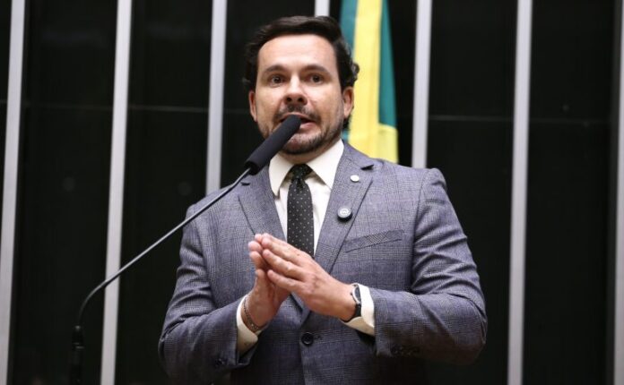 Relator diz que exigir certidão criminal para casamento pode reduzir Deputado Capitão Alberto Neto fala ao microfone