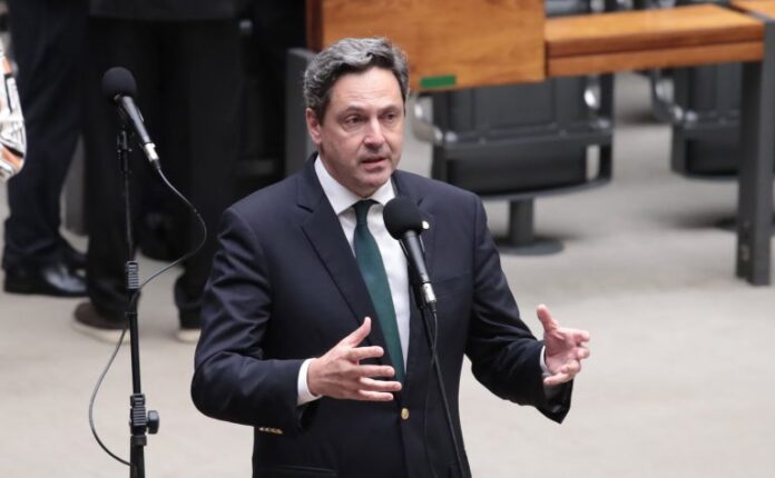 Projeto proíbe entrada e residência de estrangeiros sem documentação no Projeto proíbe entrada e residência de estrangeiros sem documentação no Brasil - Notícias